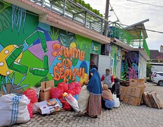 Masyarakat Masih Kurang Sadar Soal  Pengelolaan Sampah. Padahal Sampah Bisa..