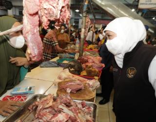Alhamdulilah..Hasil Turun Gunung Gubernur Jatim di Pasar  Harga Daging Tetap Aman