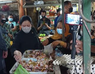 Cek Harga Sembako, Puan Borong Jajan Pasar dan Sembako di Pasar Tambahrejo