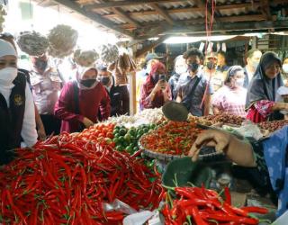 Antisipasi Kenaikan Harga Bahan Pokok, Gubernur Jatim Pantau Harga Barang