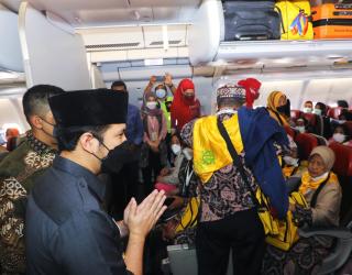 Disaat Pandemi Melanda , Wagub Jatim Resmi Berangkatkan Jemaah Haji Umroh