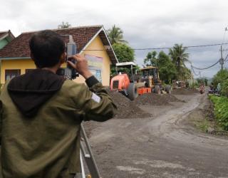 Jalan di Ringinagung  Banyuwangi Rusak Parah, Perusahaan Tambang Emas Lakukan Hal Ini...