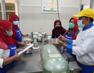 Lewat Program TJSL IPC TPK Mulai Melatih Para Emak-Emak Buat Roti. Hasilnya..