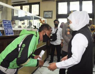 Dampak BBM Naik Gubernur Jatim Salurkan Bantuan Program Perlindungan Sosial
