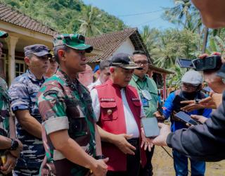 Satgas Bencana BUMN Jawa Timur Gandeng TNI Beri Bantaun Korban Banjir Bandang di Malang