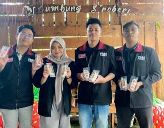 Mahasiswa UMM Hadirkan Inovasi Sando Fruit Sandwich di Lumbung Stroberi
