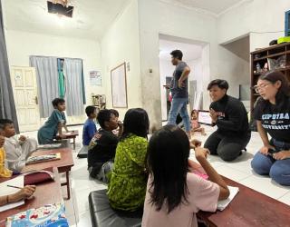 Lewat “Let’s Have Fun with English”,” Mahasiswa FIKOM UC Beri Pembelajar Bahasa Inggris Secara Unik di Sanggar SMM.