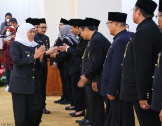 Gubernur Jatim Resmi Lantik 11 Pejabat Eselon II dan Kukuhkan Kepala BRIDA Jatim.