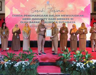 Kado Manis Awal Tahun 2023 Pemkot Surabaya Raih Penghargaan Kemenkes RI