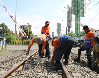 Sambut Lebaran 2023 KAI Daop 8 Lakukan Perawatan Jalur KA