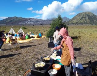 Sensasi Sarapan Piknik Menikmati Panorama Kaldera Gunung Bromo