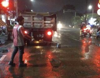 DSDABM Lakukan Pengaspalan Jalan Rusak di Beberapa Titik