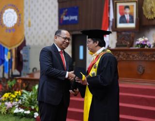 Segudang Penghargaan dan Prestasi di Raih Tokoh Asal Sidoarjo. Siapa Dia..