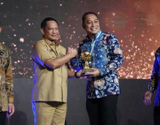 Berstatus Universal Health Coverage, Pemkot Surabaya Terima Penghargaan Dalam UHC Award