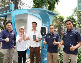 PLN UP3 Sidoarjo memasang SPKLU sebagai fasilitas umum untuk pengisian Kendaraan Listrik