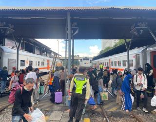 Hari Ke-14 Angkutan Lebaran, Penumpang Kereta Api Tiba di Daop 8 Surabaya Capai 24.554 Orang