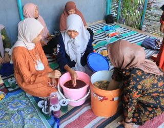Gerakan Kurangi Sampah Dapur, Warga Kampung Hidroponik Surabaya Bikin Eco Enzym