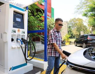 Warga Surabaya Buka Stasiun Pengisi Kendaraan Listrik Waralaba Pertama di Jawa Timur