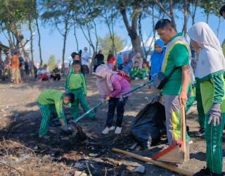 Peringati Hari Lingkungan Hidup Sedunia, PLN NP Bersama KLHK Laksanakan Coastal Clean Up Serentak
