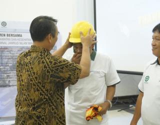 Tenaga Bongkar Muat di Tanjung Perak di Beri Kesadaran Keselamatan Kerja Dan APD