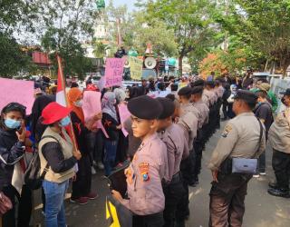 Ratusan Warga Surabaya Dan Sidoarjo Geruduk Kantor KAI Daop 8. Ini Tuntutannya...