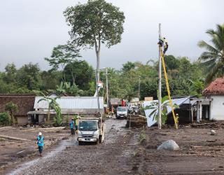 PLN Pulihkan Seluruh Kelistrikan Lumajang Pascabanjir, Rumah Warga Kembali Menyala
