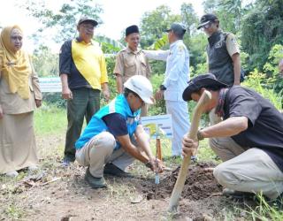 PLN Lakukan Penghijauan Sempadan Sungai Badeng Banyuwangi