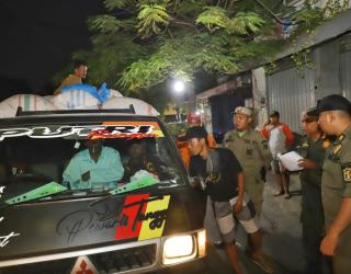 Satpol PP Surabaya Halau PKL Jual di Kawasan Trotoar Pasar Keputran