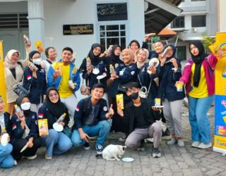 Peringati Hari Kucing Sedunia, BEM FKH Unair Adakan Street Feeding