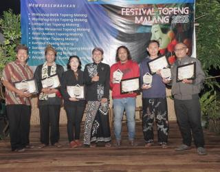 Kampung Budaya Polowijen Menganugerahi Maestro Topeng Malang