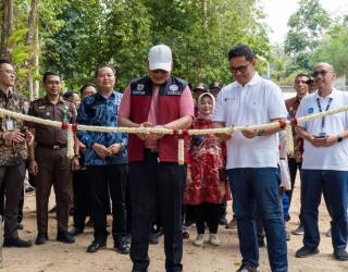 PLN Salurkan Bantuan di Pantai Kondang Merak dan Kampung Majapahit