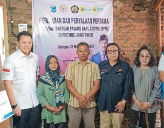 Senyum Bahagia Rahayu Terima Bantuan Pasang Baru Listrik