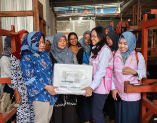 Berdayakan Mantan Pekerja Migran di Blitar, PLN Peduli Berikan Bantuan Mesin Jahit