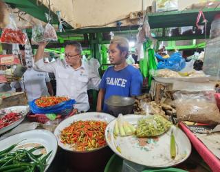 Mendag Zulkifli Hasan Sidak Harga di Pasar Genteng Baru Surabaya. Ini Sarannya.