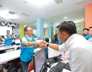 Pastikan Pasokan Listrik Malam Natal Aman, Direktur Distribusi Tinjau Langsung Kesiapan PLN Jatim