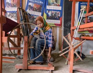Tenun Ikat Blitar Binaan PLN Peduli Bangkitkan Asa Mantan Pekerja Migran dan Difabel
