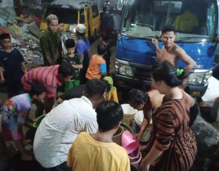 Warga Sidotopo Dipo Krisis Air Bersih. PDAM Kota Surabaya Beri Bantuan Air Bersih