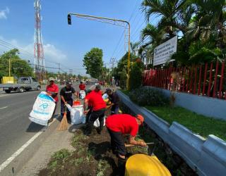 Mitigasi Banjir, Karyawan CCEP Indonesia di Pasuruan Bersih-bersih Kali