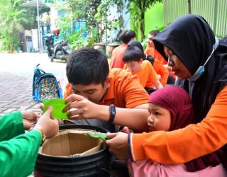Kampung Edukasi Sampah Beber Pembelajaran Inklusif Olah Sampah di Sidoarjo