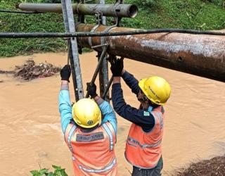 PLN Sigap Pulihkan Pasokan Listrik Terdampak Cuaca Ekstrem di Jatim