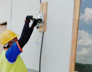 PLN Nyalakan Hunian Sementara Warga Terdampak Tanah Gerak di Ponorogo