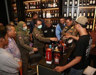 Satpol PP Berhasil Sita Puluhan Mihol di Kawasan Surabaya Barat