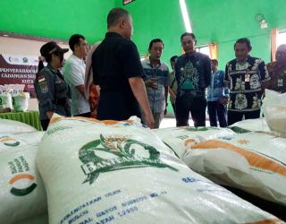 Penjabat Wali Kota Malang Salurkan Bantuan Pangan