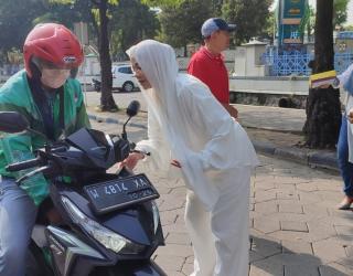 Asrilia Kurniati Berbagi Sarapan di Masjid Al Akbar Surabaya