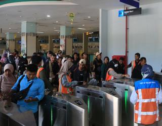 Volume Penumpang dan Kendaraan di Tanjung Perak Naik, Seberapa Banyak?