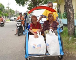 BRI Cabang Rajawali Salurkan 1.000 Paket Sembako di Wilayah Pabean Cantikan