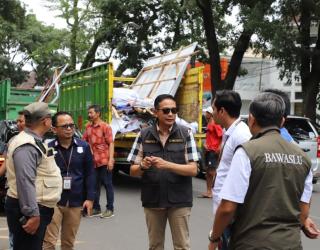 Penjabat Wali Kota Malang Bersama Bawaslu Tertibkan APK pada Masa Tenang Pemilu