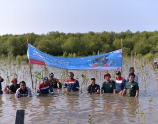 Dukung Dekarbonisasi, Pertamina Patra Niaga Jatimbalinus Tanam 11.000 Bibit Pohon