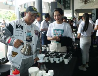 Apresiasi Pelanggan, KAI Daop 8 Surabaya Bagi Kopi Gratis & Diskon Tiket 20%