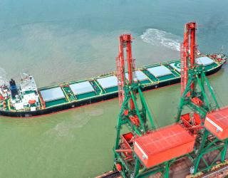 Terminal Teluk Lamong Disinggahi Kapal Curah dengan Draught Terdalam 13,27 Meter
